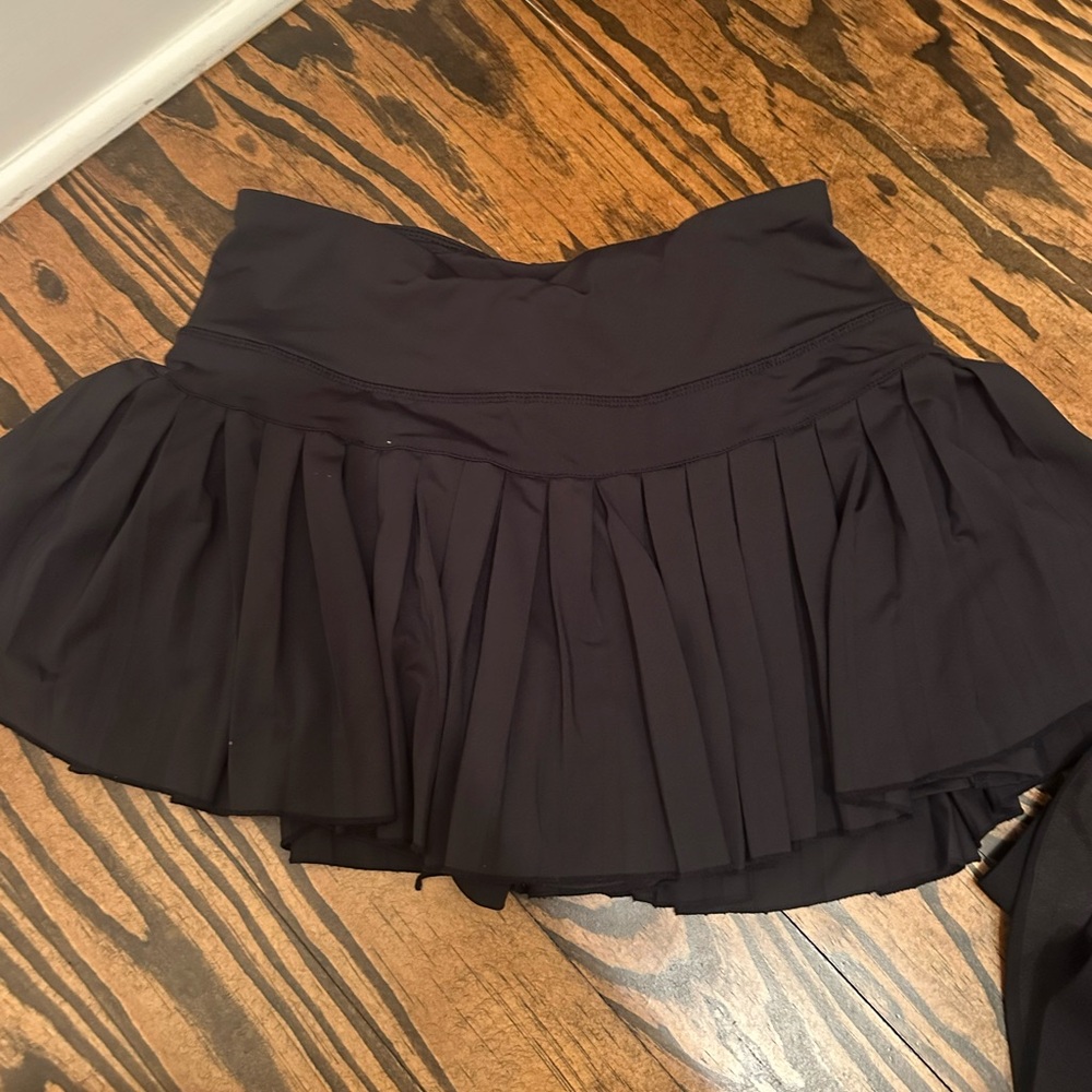 Chic Black Pleated Mini Skirt